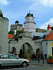 TRENN: Mestsk brna a Treniansk hrad v pozad